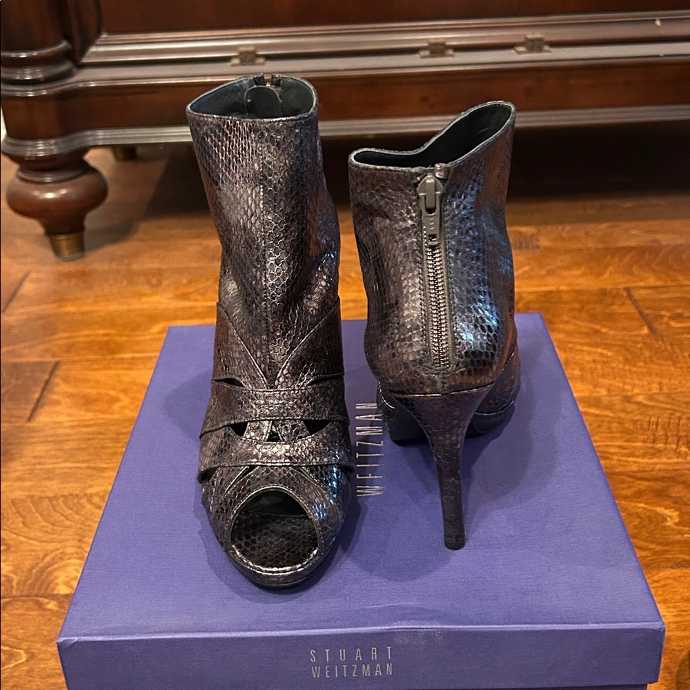 Stuart Weitzman - Gunmetal Snakeskin Platform Open-toe Bootie. Size 9 NWT - Picture 2 of 7